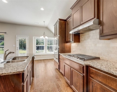 931 Catalina Ln - Photo Thumbnail 2