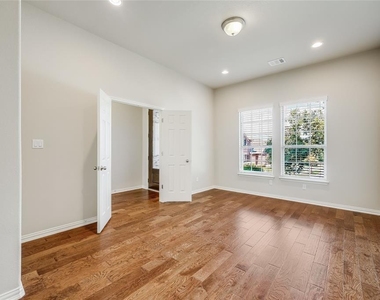 931 Catalina Ln - Photo Thumbnail 15