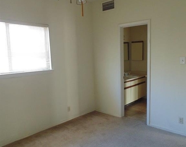 807 W 25th St - Photo Thumbnail 5