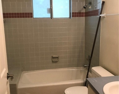 631 W 31st 1/2 St - Photo Thumbnail 9