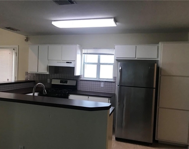 631 W 31st 1/2 St - Photo Thumbnail 4
