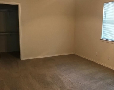 631 W 31st 1/2 St - Photo Thumbnail 10