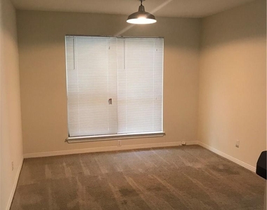 631 W 31st 1/2 St - Photo Thumbnail 6
