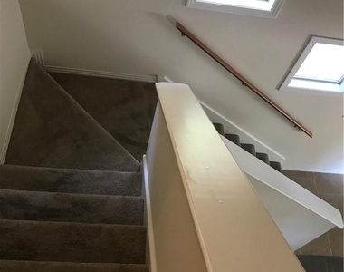 631 W 31st 1/2 St - Photo Thumbnail 16