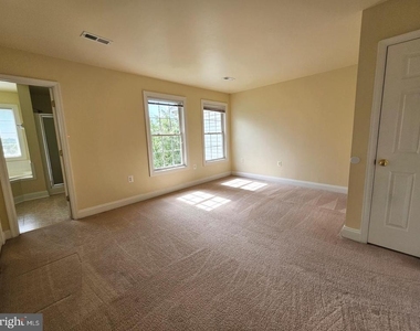 887 Persimmon Place - Photo Thumbnail 11