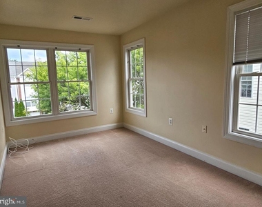 887 Persimmon Place - Photo Thumbnail 15