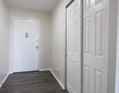 307 Yoakum Parkway - Photo Thumbnail 20