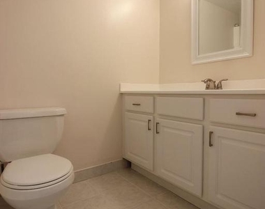 307 Yoakum Parkway - Photo Thumbnail 7