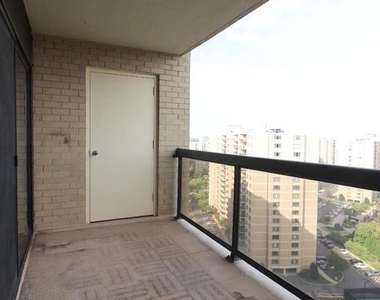 307 Yoakum Parkway - Photo Thumbnail 17