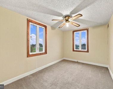 240 W Wyncliffe Avenue - Photo Thumbnail 19