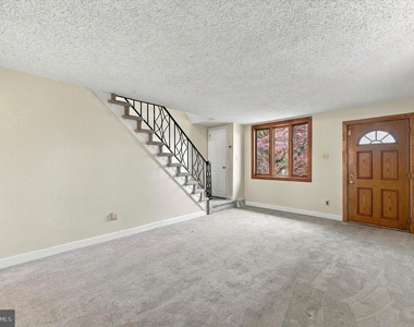 240 W Wyncliffe Avenue - Photo Thumbnail 6