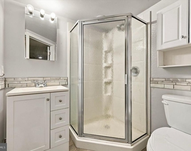 240 W Wyncliffe Avenue - Photo Thumbnail 9