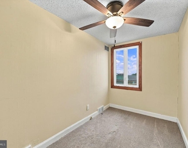 240 W Wyncliffe Avenue - Photo Thumbnail 12