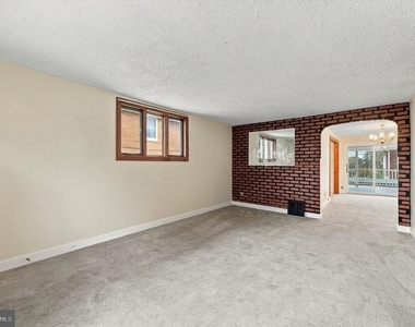 240 W Wyncliffe Avenue - Photo Thumbnail 23