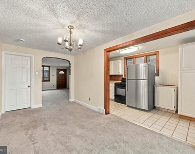 240 W Wyncliffe Avenue - Photo Thumbnail 3