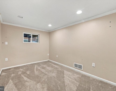 240 W Wyncliffe Avenue - Photo Thumbnail 8