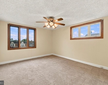 240 W Wyncliffe Avenue - Photo Thumbnail 15