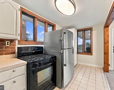 240 W Wyncliffe Avenue - Photo Thumbnail 7