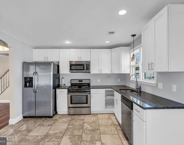 710 Newport Avenue - Photo Thumbnail 14
