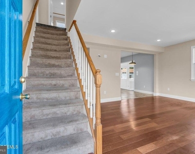710 Newport Avenue - Photo Thumbnail 6
