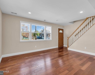 710 Newport Avenue - Photo Thumbnail 9