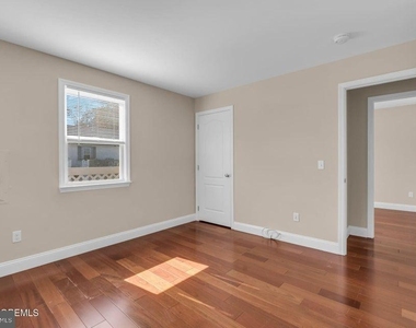 710 Newport Avenue - Photo Thumbnail 18