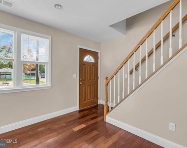 710 Newport Avenue - Photo Thumbnail 7