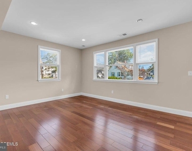 710 Newport Avenue - Photo Thumbnail 8