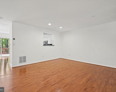 9823 Sherwood Farm Road - Photo Thumbnail 15