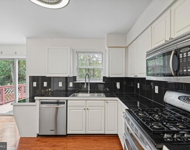 9823 Sherwood Farm Road - Photo Thumbnail 6