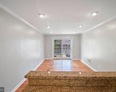 729 S Lakewood Avenue - Photo Thumbnail 7