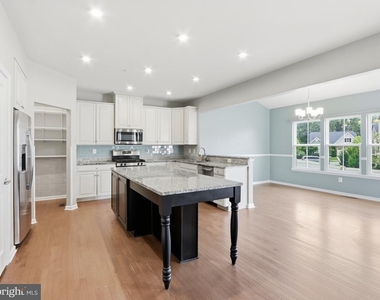 807 Boxwood Drive - Photo Thumbnail 3
