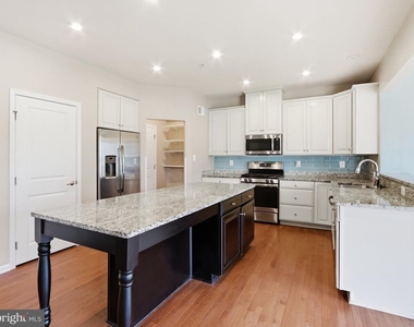 807 Boxwood Drive - Photo Thumbnail 4
