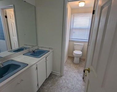 847 Woodcrest - Photo Thumbnail 18