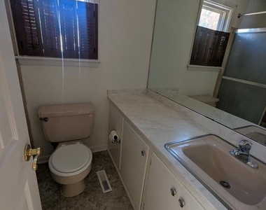 847 Woodcrest - Photo Thumbnail 17
