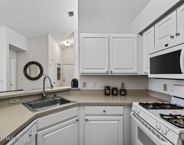 13810 Sutton Park Drive N - Photo Thumbnail 19