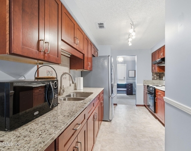 11418 Beacon Drive N - Photo Thumbnail 6