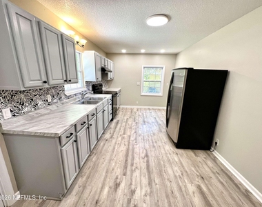 804 W 2nd Street - Photo Thumbnail 6