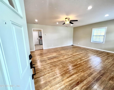 804 W 2nd Street - Photo Thumbnail 2