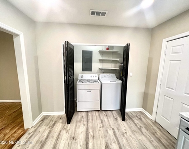 804 W 2nd Street - Photo Thumbnail 9