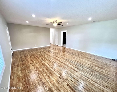 804 W 2nd Street - Photo Thumbnail 3