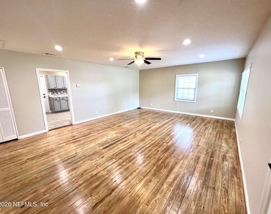 804 W 2nd Street - Photo Thumbnail 4