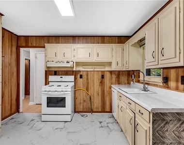2726 Hollywood Drive - Photo Thumbnail 3