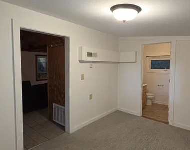 1770 Lake Shore Drive - Photo Thumbnail 7