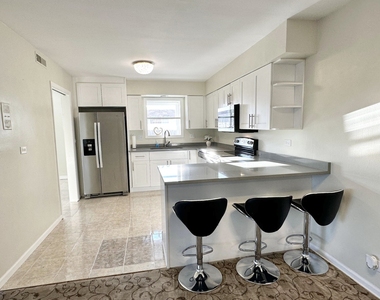 552 E Northwest Highway - Photo Thumbnail 1