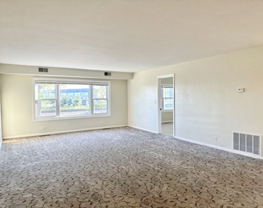 552 E Northwest Highway - Photo Thumbnail 4