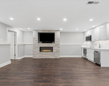 1441 W Wolfram Street - Photo Thumbnail 3