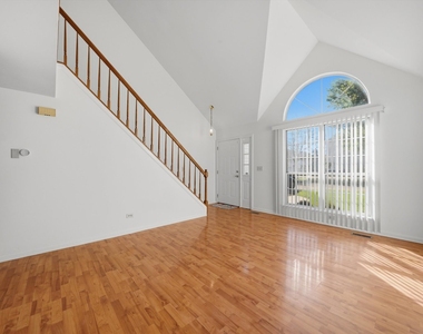 182 Wellington Circle - Photo Thumbnail 4