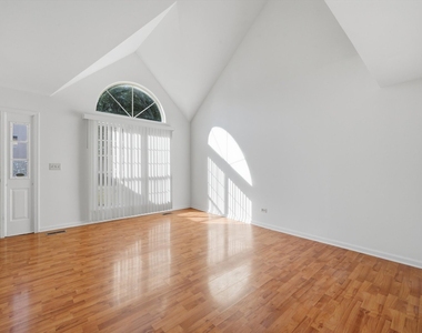 182 Wellington Circle - Photo Thumbnail 1
