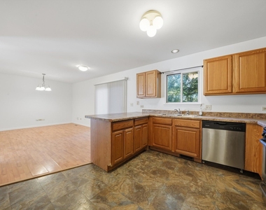 182 Wellington Circle - Photo Thumbnail 8